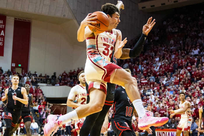 Indiana Hoosiers guard Trey Galloway (32) drives to the basket in the first half at Simon Skjodt Assembly Hall.